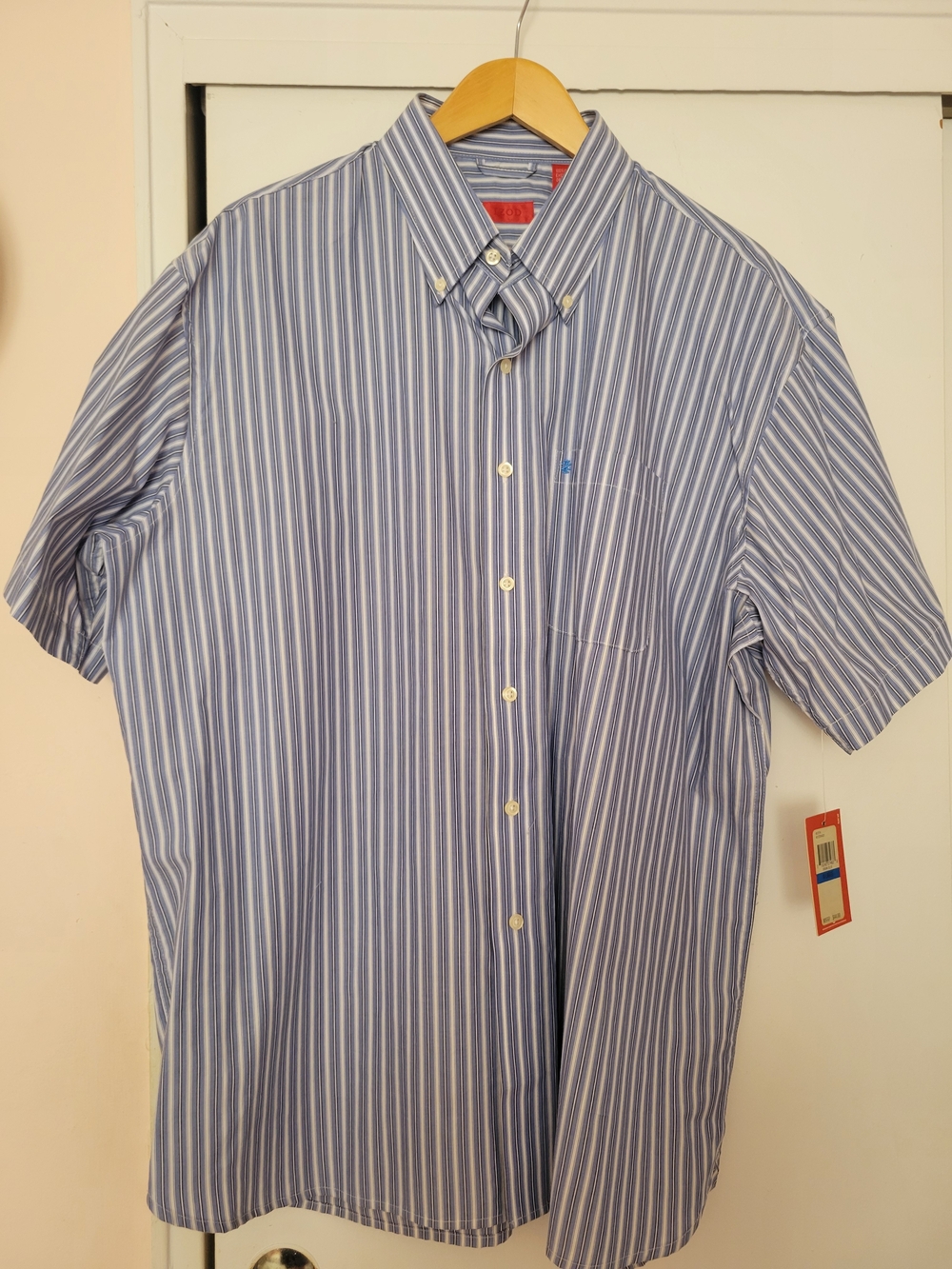 Izod Men’s Blue and White Vertical Stripe Short-Sleeve Button-Down Shirt